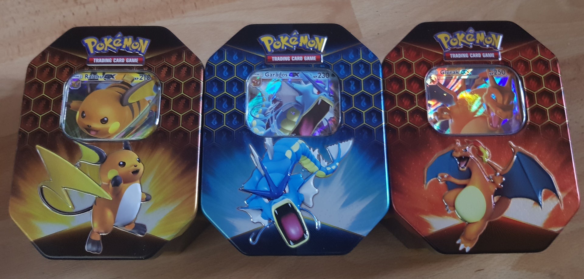 Die neuen Tin-Boxen zum Pokémon-TCG mit Glurak, Garados und Raichu ...